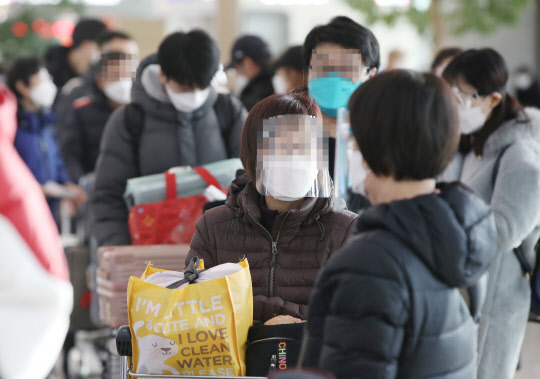 탑승 수속 기다리는 출국자들      (영종도=연합뉴스) 김도훈 기자 = 신종 코로나바이러스감염증(코로나19) 신규 확진자 수가 사흘 연속 500명대를 유지하는 등 확산세가 잦아드는 가운데 14일 오전 인천국제공항 1터미널에서 중국 옌타이행 출국자들이 출국 수속을 밟기 위해 대기하고 있다.      중앙방역대책본부에 따르면 이날 신규 확진자 수는 524명으로 지역발생이 496명, 해외유입이 28명으로 나타났다. 2021.1.14      superdoo82@yna.co.kr  (끝)
